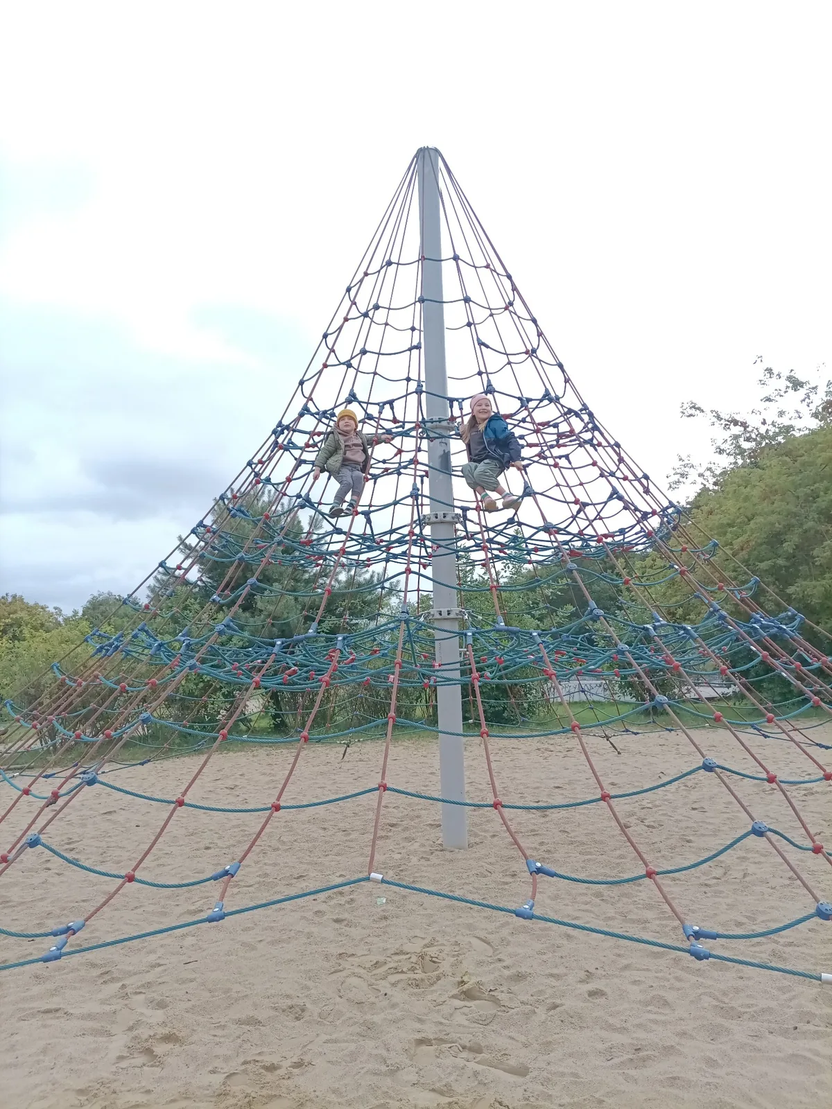 Children climbing the large rope pyramid in Reagan Park